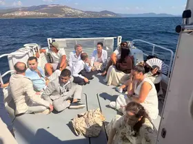 Yelkenli teknede düzensiz göçmenler ve yabancı uyruklu 2 göçmen kaçakçısı yakalandı
