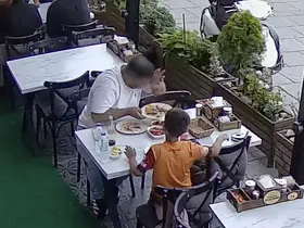 Yemeğine kendi kılını atıp para ödemek istemedi
