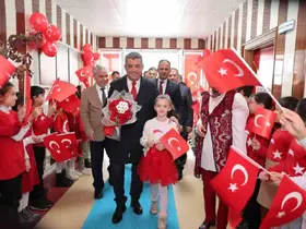 Yeni döneme ay-yıldızlı bayrakla başladılar
