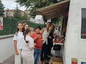 Yeni eğitim yılına tatlı başlangıç: Lokma dağıtıldı
