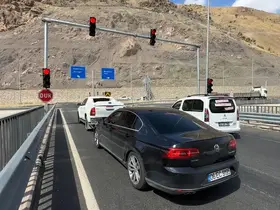 Yeni Köprü’de yaşanan trafik kazalarına çözüm: Trafik ışıkları yerleştirildi
