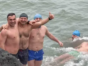 Yeni yılın ilk gününde buz gibi suda deniz keyfi
