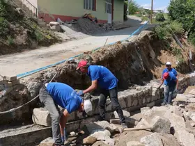Yeniköy Mahallesi’nde yol ve taş duvar çalışmaları devam ediyor
