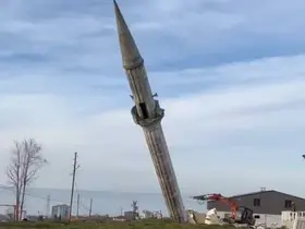 Yenisi yapılınca eski caminin minaresi kontrollü bir şekilde yıkıldı

