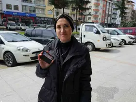 Yerde değil yüksekte arayınca cüzdanını buldu

