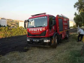 Yerleşim yerine yakın otluk alanda çıkan yangın korkuttu
