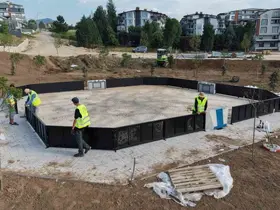 Yeşilyurt Millet Bahçesi’nde çocuk oyun alanlarının kurulumu başladı
