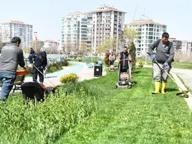 Yeşilyurt’ta park ve yeşil alanlarda bakım ve onarım çalışması
