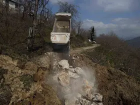 Yığışlarla meydana gelen heyelanla anında müdahale

