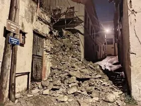 Yıkılan istinat duvarı yolu kapattı
