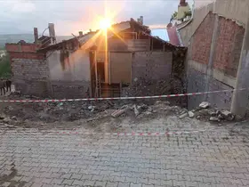 Yıkılan metruk evde oynayan çocuklar kurtuluş savaşına ait olduğu değerlendirilen el bombası buldu
