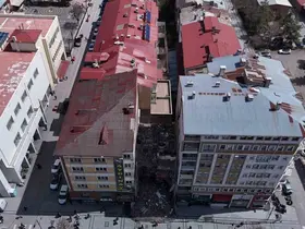 Yıkım esnasında zarar görüp tahliye edilmişti, tehlike saçmaya devam ediyor
