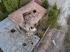 Yıldırımın düştüğü minare yıkıldı, camide temizlik yapan imam yaralandı
