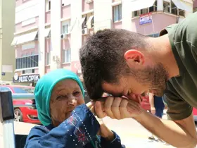Yıllar önce bir hastaya can olur diye yaptığı bağış annesinin hayatını kurtardı
