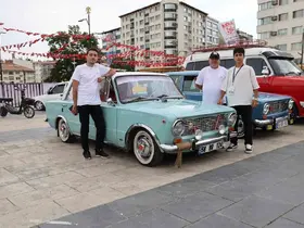 Yıllara meydan okuyan klasik otomobiller görücüye çıktı
