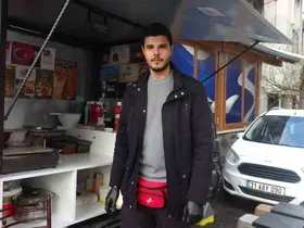 Yıllarca izlediği videolara özenen genç, hevesle başladığı işinde 1 buçuk metrekarelik seyyar tezgahında ekmek parasını kazanıyor
