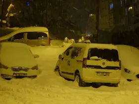 Yoğun kar ve tipi Bitlis’te hayatı olumsuz etkiledi
