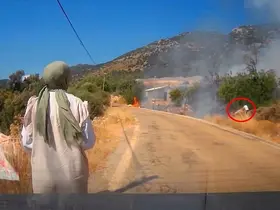 Yol kenarındaki yangını gören tatilci aile alevlere yangın tüpüyle müdahale etti
