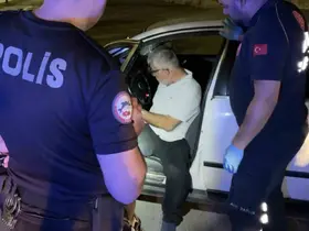 Yol ortasında araç içinde sızıp kaldı, ekipleri alarma geçirdi
