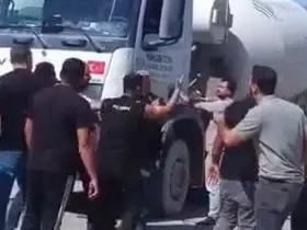 Yol verme tartışmasında sinirlenen vatandaş, kendini ringde hissedercesine kamyonu yumrukladı
