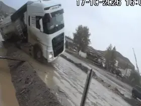 Yol vermek isterken kanala devrildi: Taş yüklü tırın kazası kamerada
