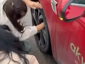 Yola atlayan kedi aracın tekerine sığındı, kurtarma anı kamerada
