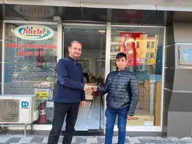 Yola savrulan parasını toplayan esnafı yapılan haberlerde görüp parasını teslim aldı
