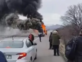 Yolcu minibüsü alev topuna döndü