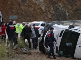 Yolcu minibüsü devrildi: 7 yaralı
