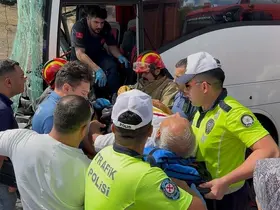 Yolcu otobüsü kamyona çarptı, sürücü araçta sıkıştı
