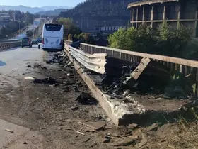 Yolcu otobüsü köprü bariyerlerine çarptı: 1 yaralı
