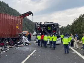 Yolcu otobüsü TIR’a çarptı!