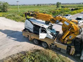 Yolcu treni hemzemin geçitte sıkışan kamyoneti yaklaşık 200 metre sürükledi