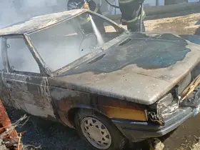 Yolda alev alan otomobil tamamen yanarak kullanılamaz hale geldi
