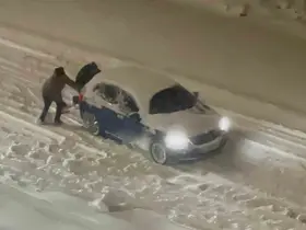 Yolda kalan araçları el birliğiyle çıkardılar
