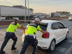 Yolda kalan sürücünün imdadına trafik jandarması yetişti
