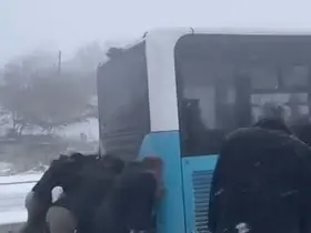 Yolda kalan yolcu otobüsünün yardımına vatandaşlar yetişti
