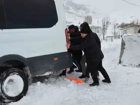 Yolda mahsur kalanların imdadına Kaymakam yetişti
