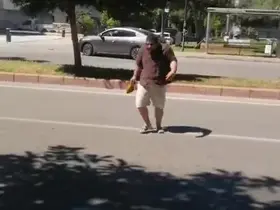 Yolda yürürken kargaların saldırısına uğradı neye uğradığını anlamadı
