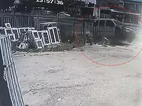 Yoldan çıkan araç iş yerinin bahçesine daldı, sürücü yaralandı
