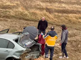 Yoldan çıkan lüks araç şarampole devrildi: 3 yaralı
