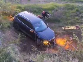 Yoldan çıkan otomobilin sürücüsü, tarlaya uçtu
