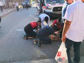 Yolun karşısına geçerken otomobilin çarptığı çocuk hastaneye kaldırıldı

