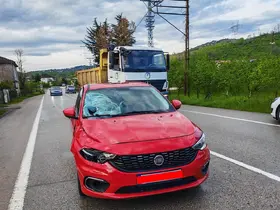 Yolun karşısına geçerken otomobilin çarptığı yaya ağır yaralandı
