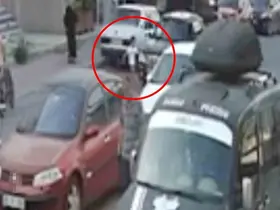 Yolun karşısına geçmek isteyen çocuğa otomobil çarptı
