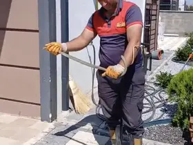 Yozgat’ta evin bahçesine giren yılan doğaya bırakıldı

