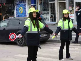 Yozgat’ta öğrenciler trafiğe yön verdi
