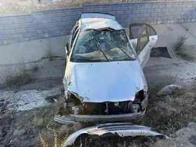 Yozgat’ta refüje çarpan otomobil devrildi, 3 kişi yaralandı
