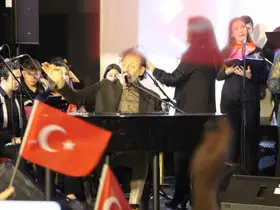 Yücel Arzen Hacıoğulları Amasya’da öğrencilerle sahne aldı
