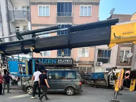 Yük asansörü minibüsün üzerine devrildi
